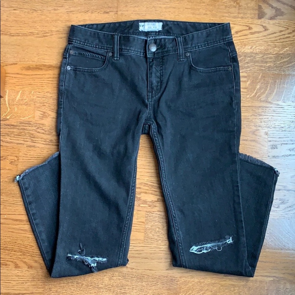 Free People black distressed denim skinny jeans ✨